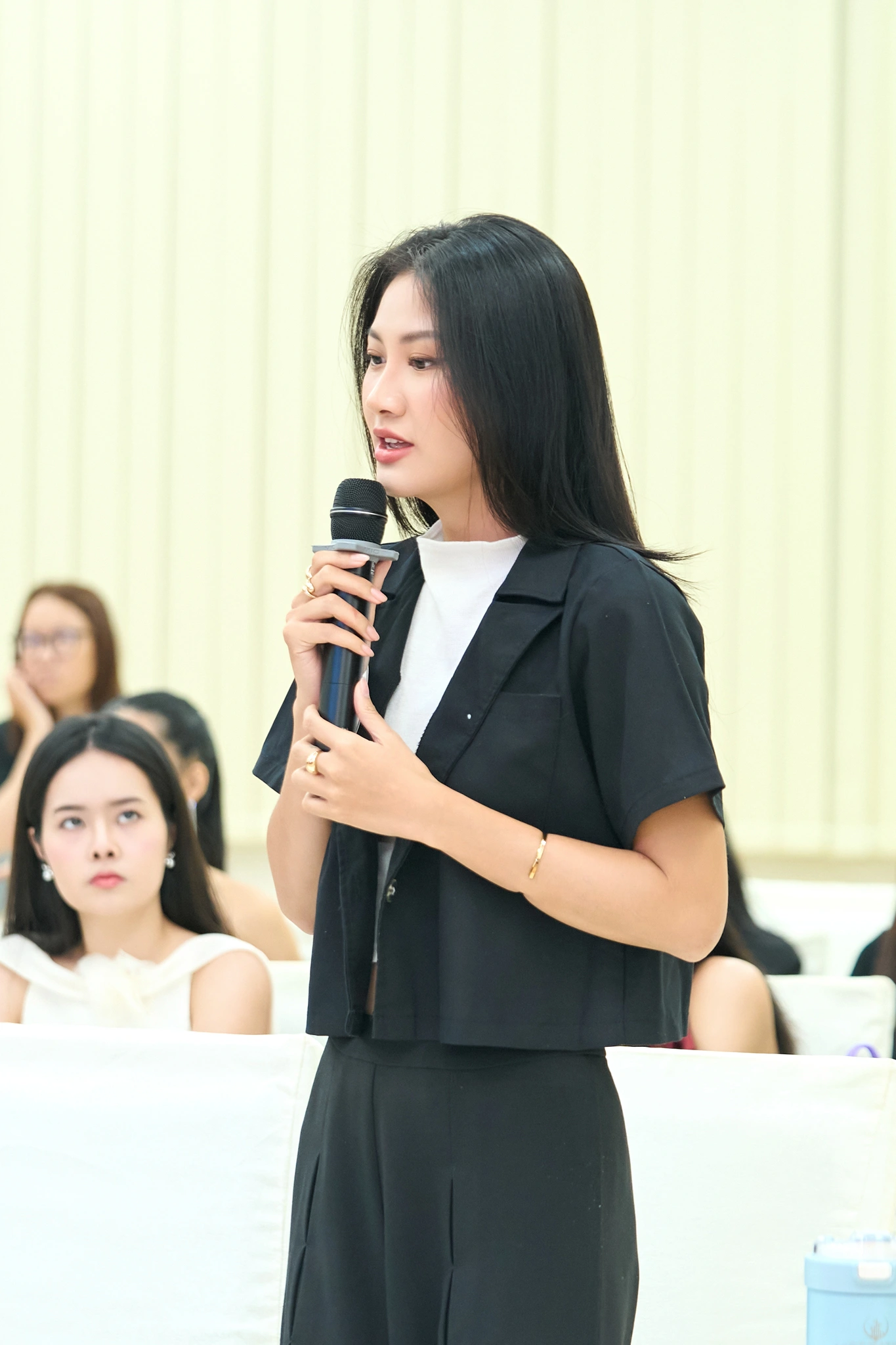 Vẻ đẹp đối lập của hai nàng hậu cùng tên Linh vừa đăng quang cách nhau 1 tuần - 7