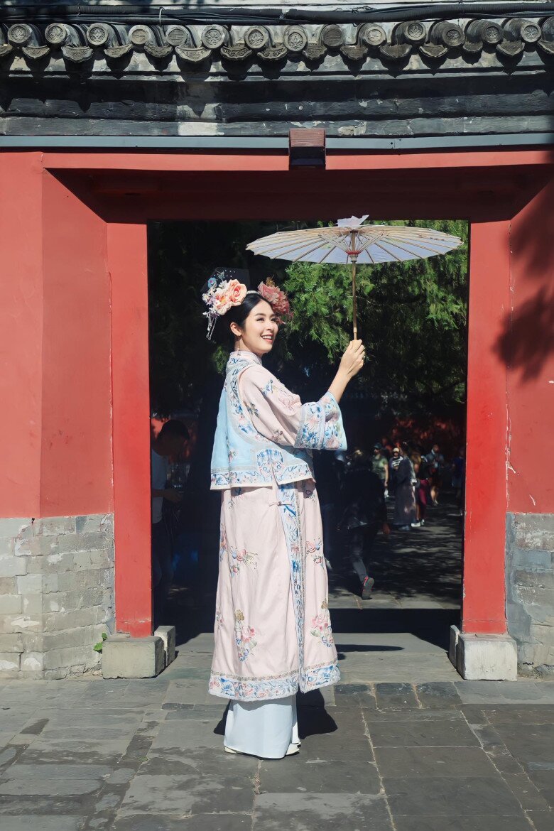 Bầu 6 tháng, Hoa hậu Việt Nam vẫn hóa thân thành &#34;Hoàn Châu cách cách&#34; xinh rạng rỡ ở Tử Cấm Thành - 12