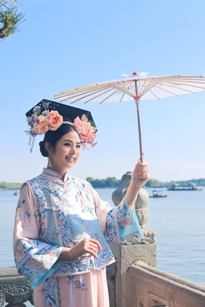 Bầu 6 tháng, Hoa hậu Việt Nam vẫn hóa thân thành &#34;Hoàn Châu cách cách&#34; xinh rạng rỡ ở Tử Cấm Thành - 11