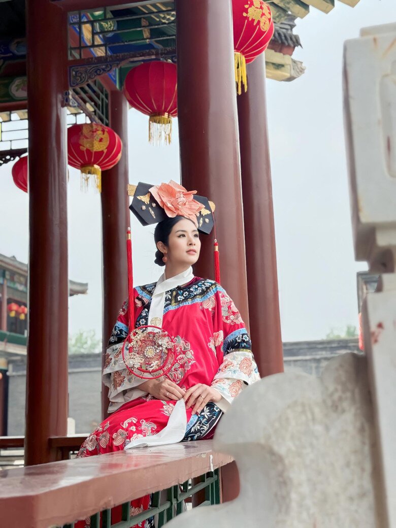 Bầu 6 tháng, Hoa hậu Việt Nam vẫn hóa thân thành &#34;Hoàn Châu cách cách&#34; xinh rạng rỡ ở Tử Cấm Thành - 5