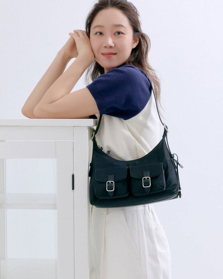 Bạn thân Son Ye Jin U50 vẫn làm mẫu ảnh thời trang giới trẻ, phong cách ngoài đời đáng để chị em U40 học hỏi - 6