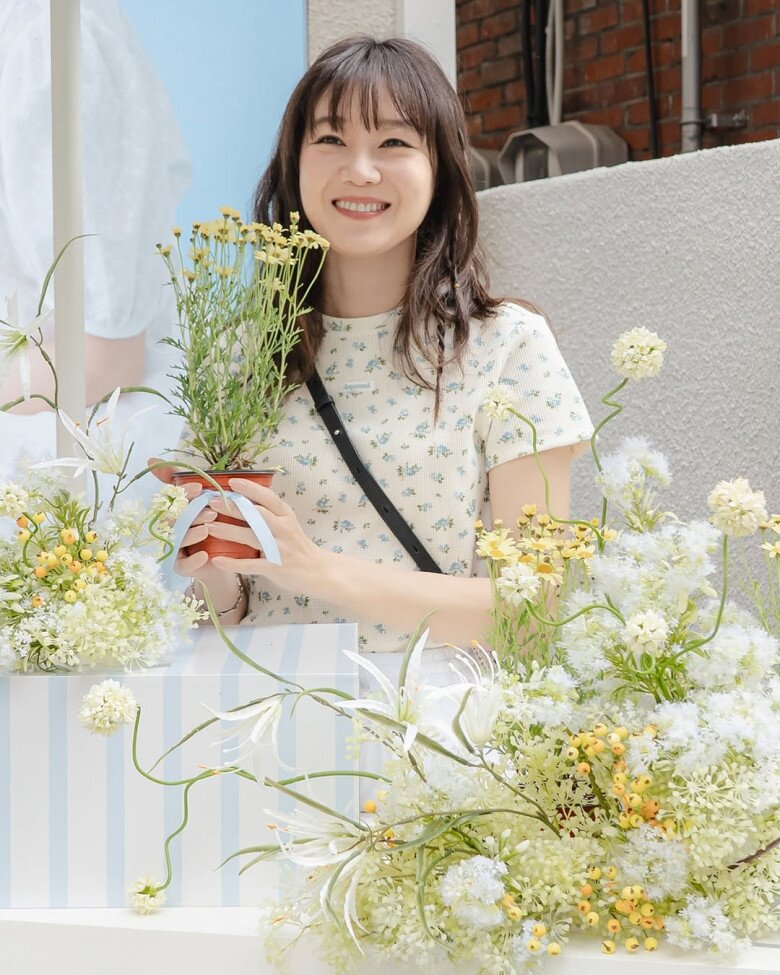 Bạn thân Son Ye Jin U50 vẫn làm mẫu ảnh thời trang giới trẻ, phong cách ngoài đời đáng để chị em U40 học hỏi - 3