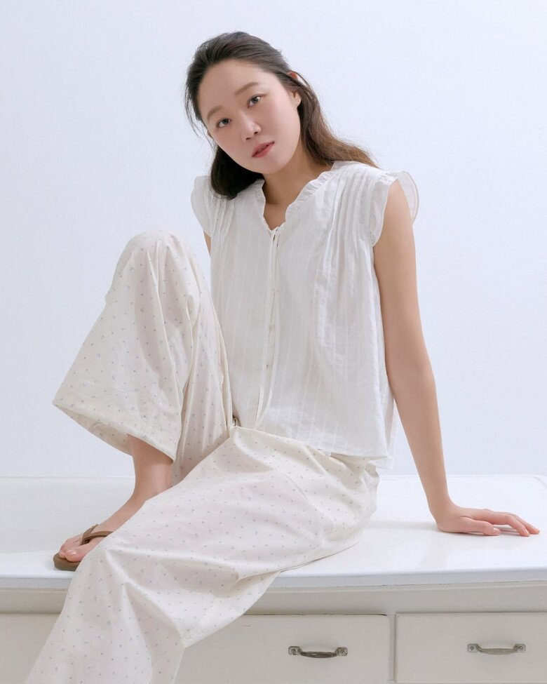 Bạn thân Son Ye Jin U50 vẫn làm mẫu ảnh thời trang giới trẻ, phong cách ngoài đời đáng để chị em U40 học hỏi - 4