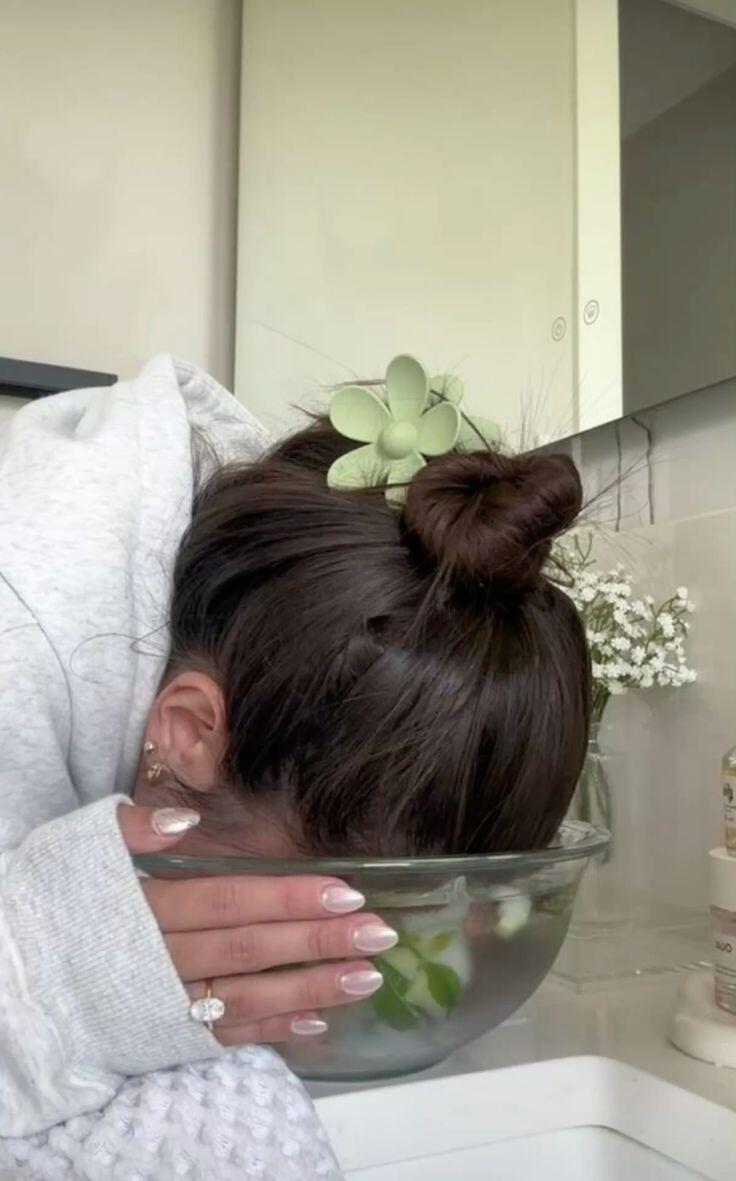 Hailey Bieber hút 3 triệu lượt xem chỉ trong 21 giây với cách làm căng da tại nhà hiệu quả không ngờ - 2
