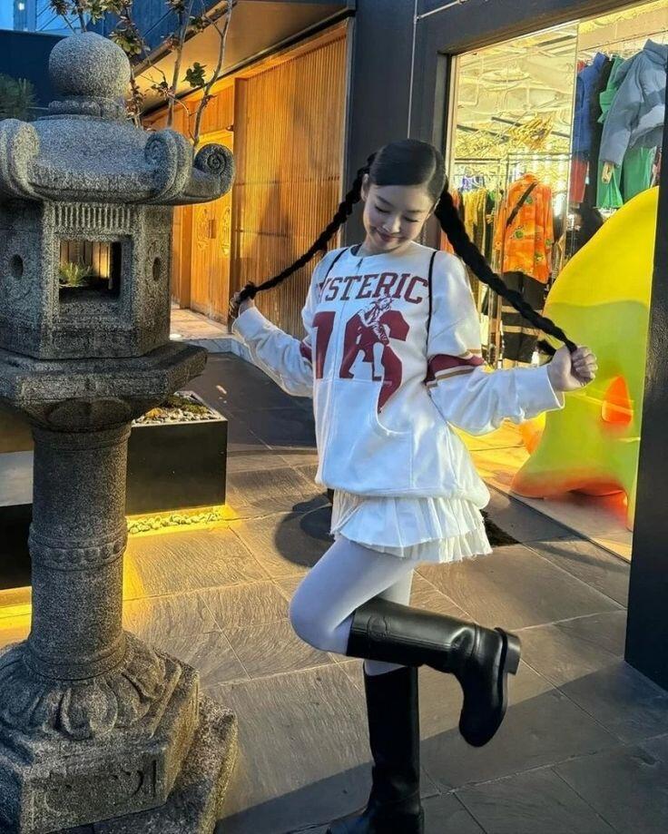 Công thức lên đồ sang chảnh của &#34;Chanel sống&#34; Jennie, không cần đẹp chuẩn Hàn vẫn lên đồ &#34;cuốn&#34; khỏi bàn - 10