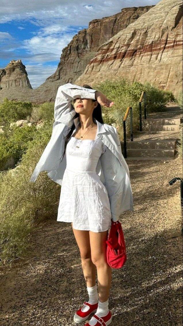 Công thức lên đồ sang chảnh của &#34;Chanel sống&#34; Jennie, không cần đẹp chuẩn Hàn vẫn lên đồ &#34;cuốn&#34; khỏi bàn - 8