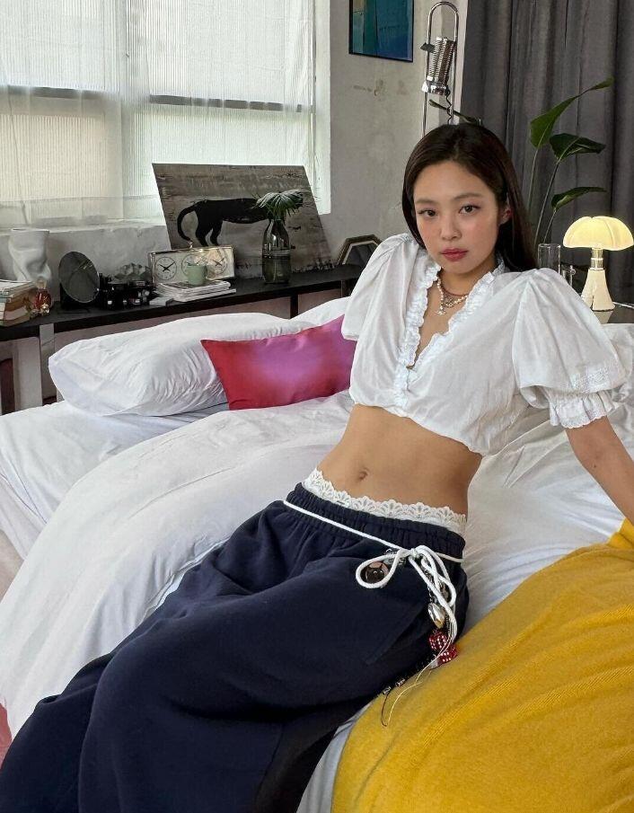 Công thức lên đồ sang chảnh của &#34;Chanel sống&#34; Jennie, không cần đẹp chuẩn Hàn vẫn lên đồ &#34;cuốn&#34; khỏi bàn - 4