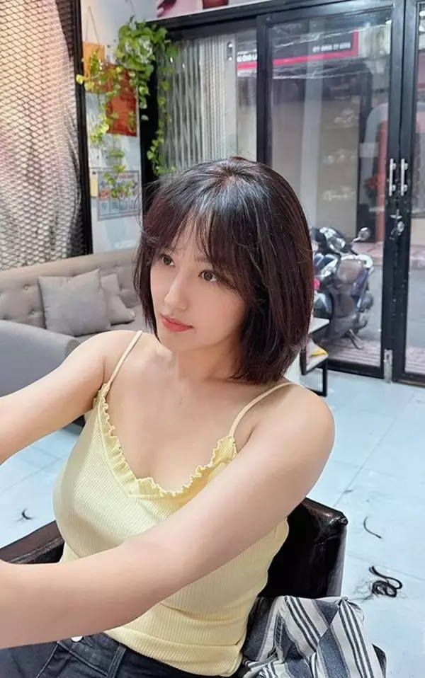 Diva Hồng Nhung tuổi 50+ vẫn &#34;thử sức&#34; với kiểu tóc mái khó nhằn, hóa ra là &#34;bí thuật&#34; trẻ hóa của nhiều sao Việt - 13