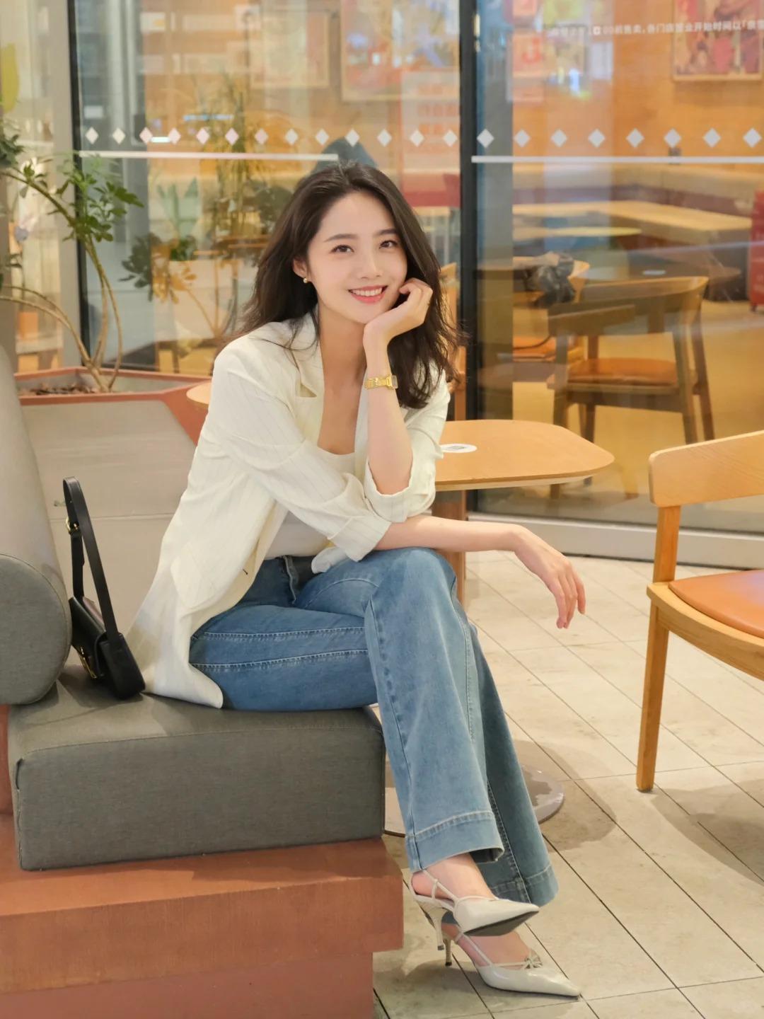 Mặc quần jeans xắn gấu nên chọn mang đôi giày nào? Thay thế giày búp bê bằng 5 kiểu này đảm bảo đẹp - 11
