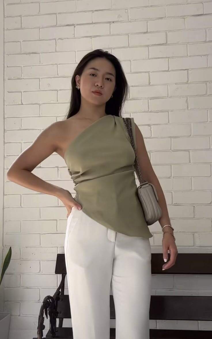 Sắm kiểu áo &#34;quốc dân&#34; mùa hè, người vai rộng hay bắp tay to vẫn diện đẹp nếu biết 6 cách chọn này - 7