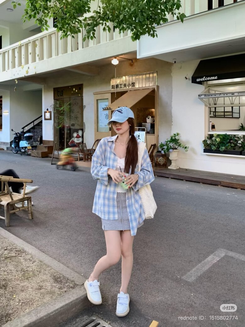 Kiểu áo sơ mi đẹp thay thế áo sơ mi trắng chuẩn xu hướng hè 2025, có 5 cách mặc “cân” mọi vóc dáng - 11