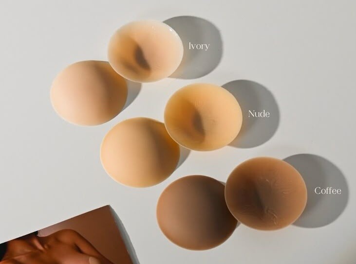 Mặc áo thun trắng sao cho không lộ nội y? Bỏ túi ngay 3 tuyệt chiêu giúp chị em tự tin diện món &#34;item quốc dân&#34; ngày hè - 3