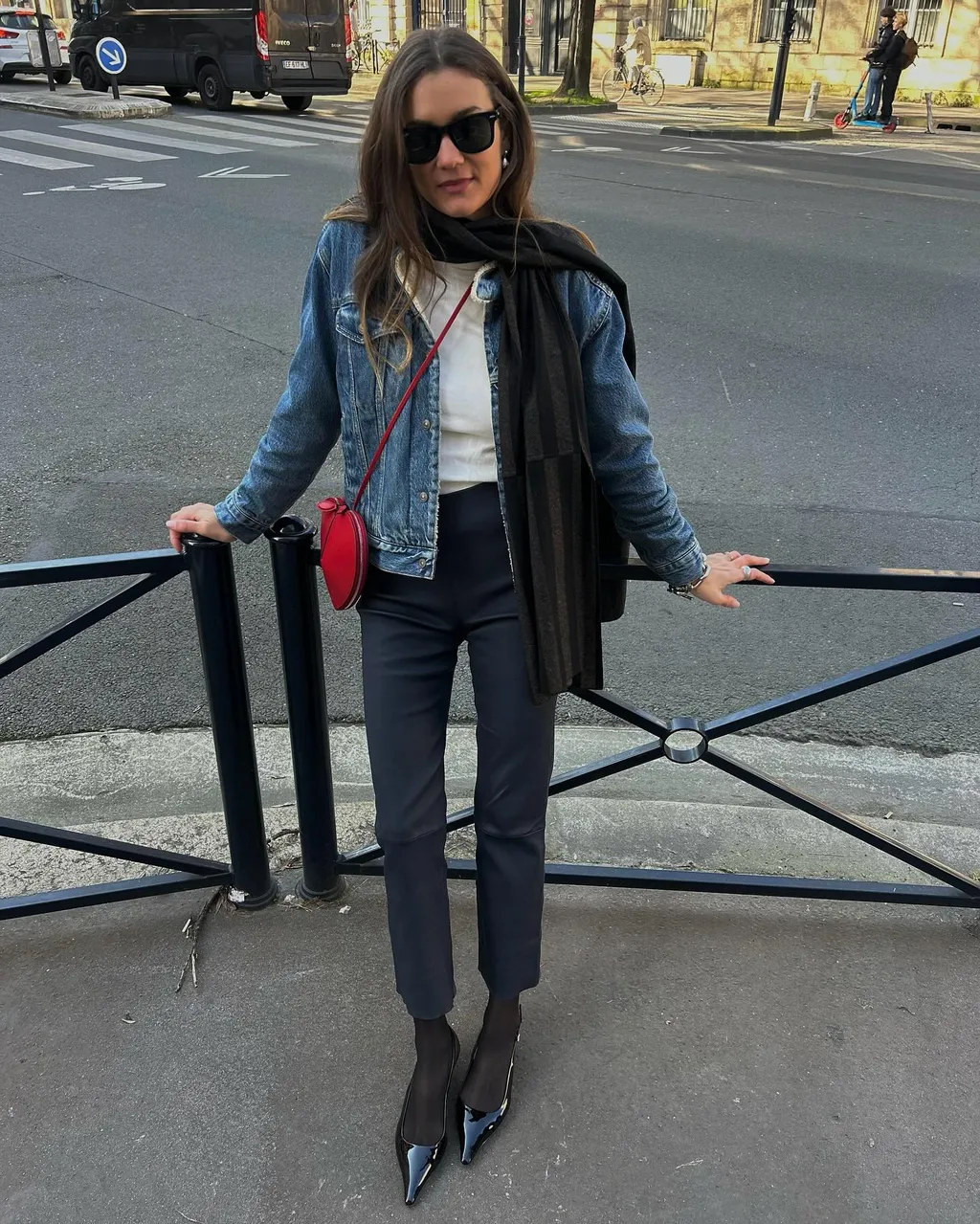 Kiểu quần jeans biểu tượng thập niên 80 đang quay trở lại, đảm bảo vừa tôn dáng vừa dễ phối bất ngờ - 12