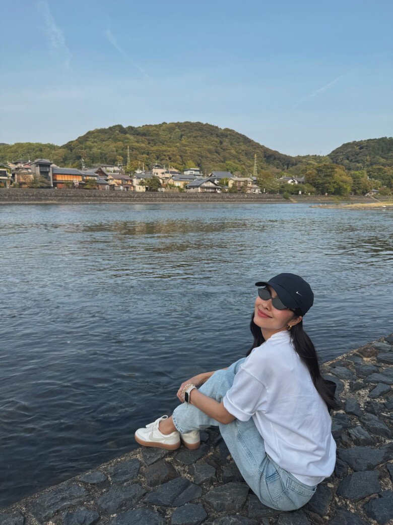 Kiểu quần jeans biểu tượng thập niên 80 đang quay trở lại, đảm bảo vừa tôn dáng vừa dễ phối bất ngờ - 4