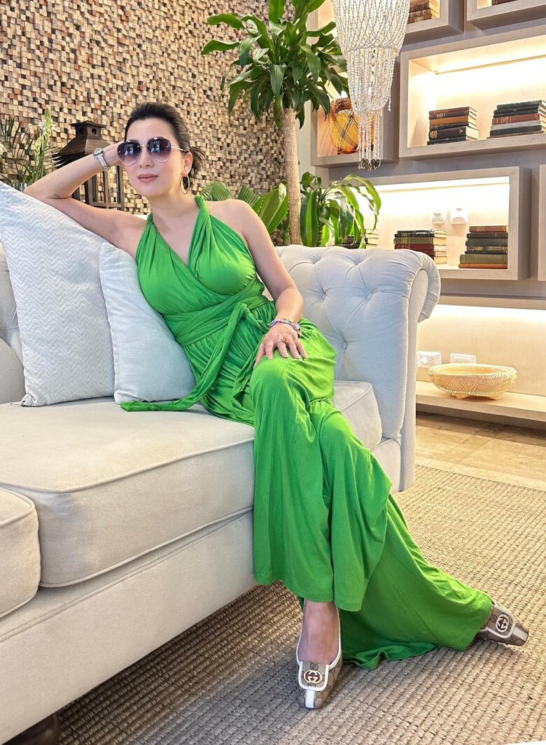 MC đình đám showbiz vác nhiều vali quần áo khi đi du lịch với chồng cũ, 60 tuổi vẫn trẻ như gái 25 - 12