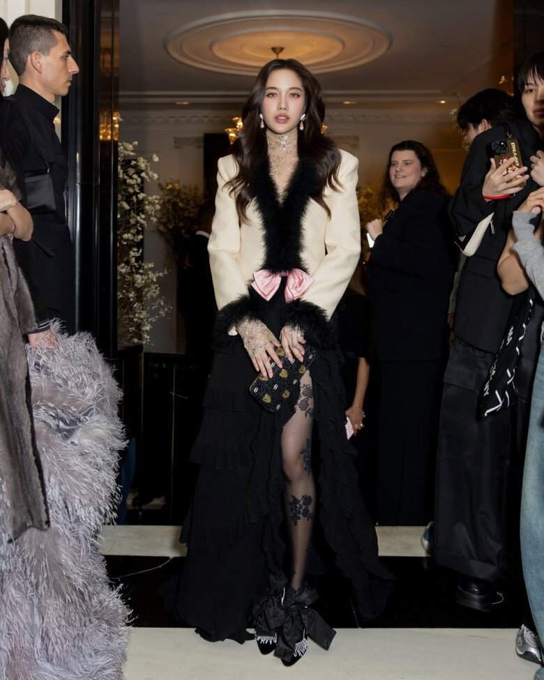 “Ngọc nữ” thế hệ mới của Thái Lan khiến phóng viên nhận nhầm là Jisoo tại Met Gala, gu thời trang xứng danh &#34;nàng thơ&#34; Valentino - 3