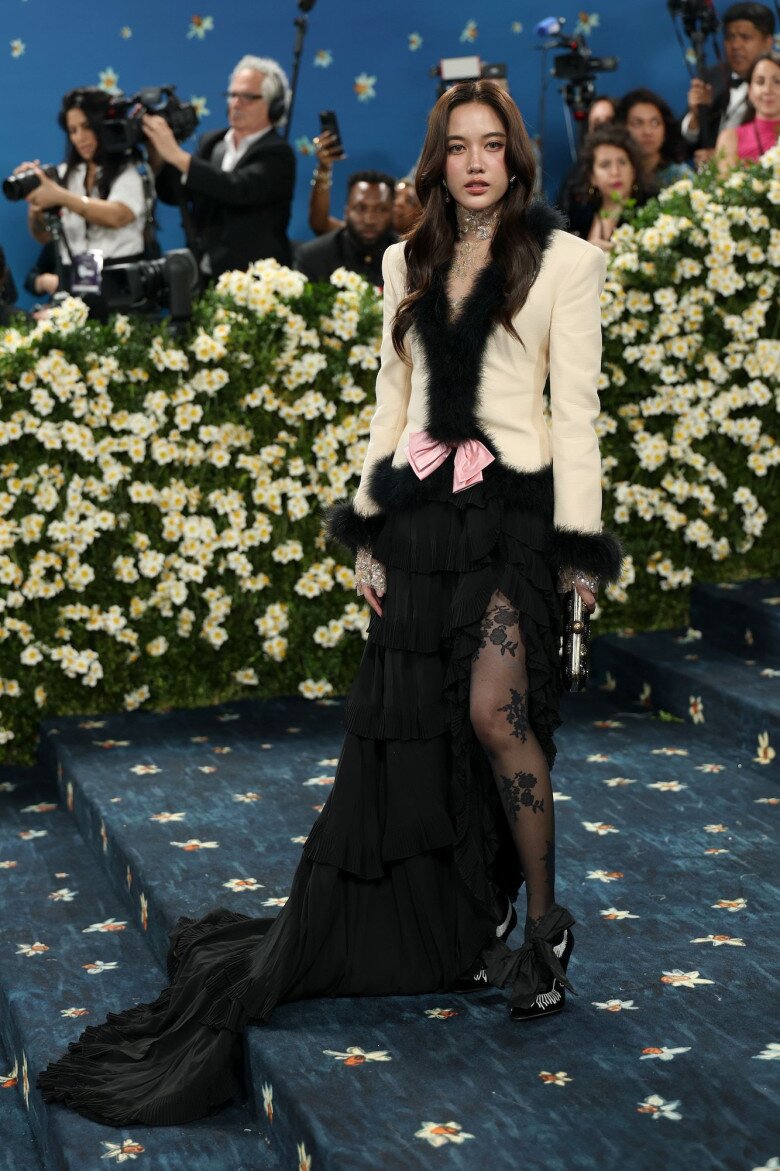 “Ngọc nữ” thế hệ mới của Thái Lan khiến phóng viên nhận nhầm là Jisoo tại Met Gala, gu thời trang xứng danh &#34;nàng thơ&#34; Valentino - 2