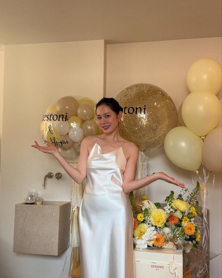 Son Ye Jin khoe sắc vóc rạng rỡ ở tuổi U50, lần hiếm hoi diện kiểu trang phục này khiến dân tình &#34;đứng ngồi không yên&#34; - 2