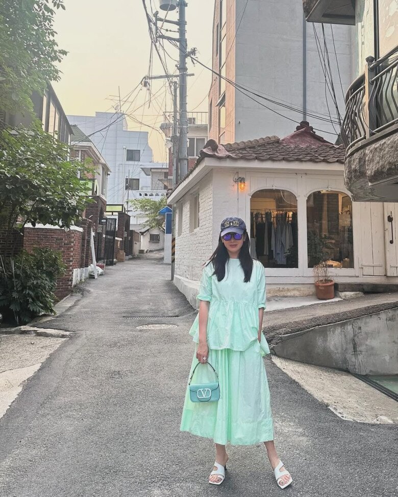 Son Ye Jin khoe sắc vóc rạng rỡ ở tuổi U50, lần hiếm hoi diện kiểu trang phục này khiến dân tình &#34;đứng ngồi không yên&#34; - 4