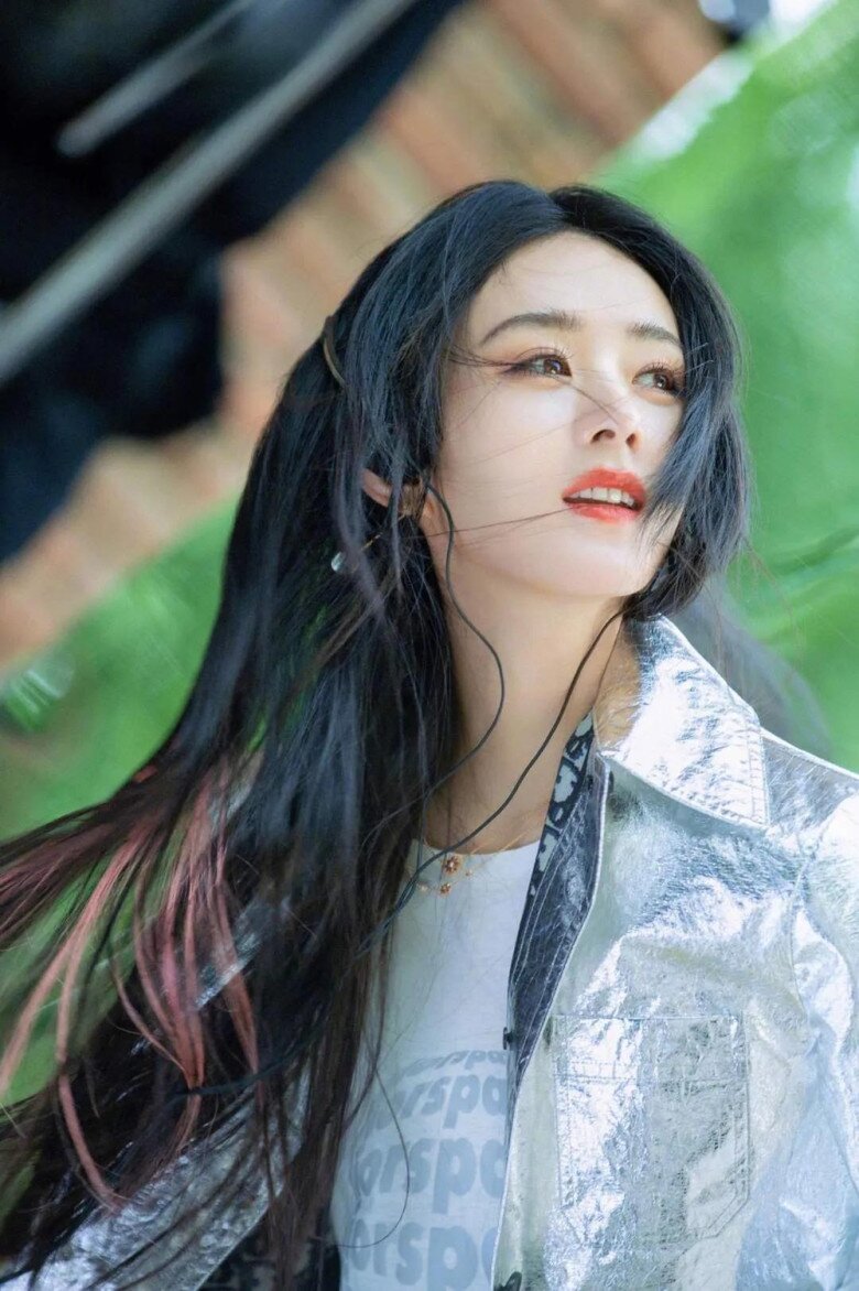 Triệu Lệ Dĩnh đã làm mẹ nhưng mỗi lần đổi màu tóc đều khiến CĐM  &#34;dậy sóng&#34;, luôn chọn style nổi loạn để &#34;lột xác&#34; - 10