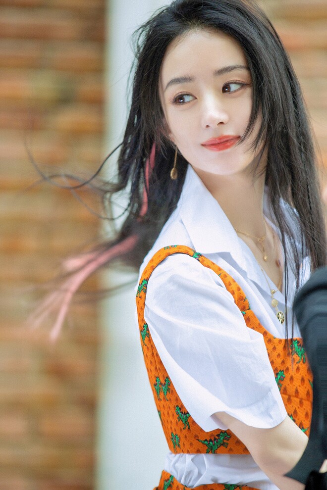 Triệu Lệ Dĩnh đã làm mẹ nhưng mỗi lần đổi màu tóc đều khiến CĐM  &#34;dậy sóng&#34;, luôn chọn style nổi loạn để &#34;lột xác&#34; - 11