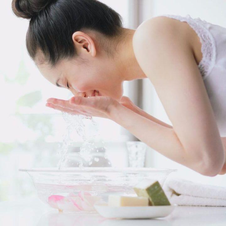 Vừa đi nắng về, chị em không muốn da bị tổn thương, có 2 thứ nước nên tránh, 4 loại nước nên dùng ngay - 1