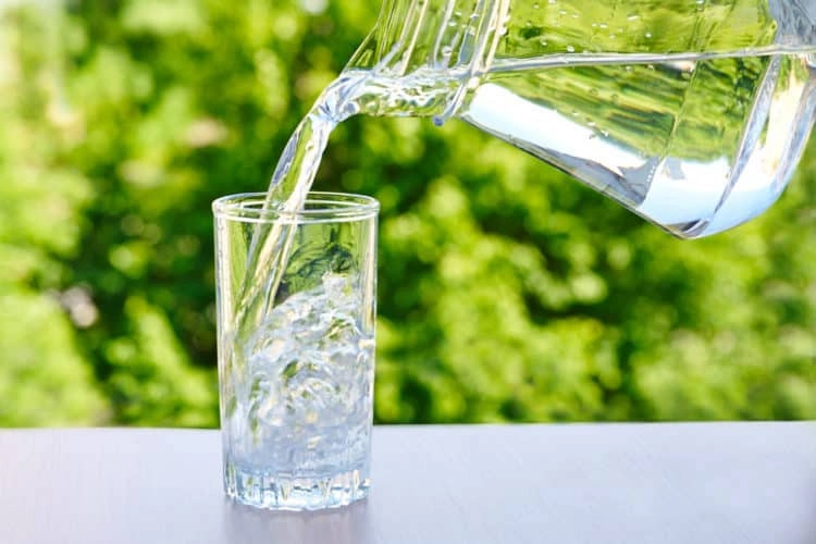 Vừa đi nắng về, chị em không muốn da bị tổn thương, có 2 thứ nước nên tránh, 4 loại nước nên dùng ngay - 3