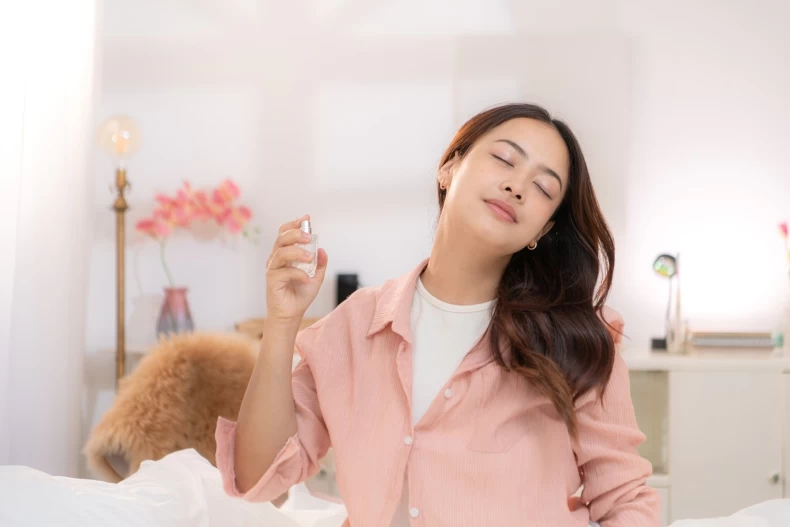 5 bí kíp xài nước hoa mùa hè để không thành &#34;giấm chua&#34;, cơ thể thơm mát cả khi đổ nhiều mồ hôi - 3