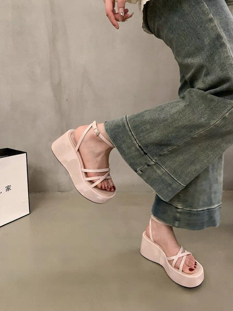 4 kiểu sandal chị em tưởng đẹp nhưng lại “phá outfit” không ngờ, mua về diện một lần chỉ muốn vứt luôn - 3