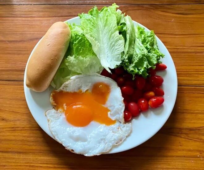 Chỉ đổi bữa sáng thành trứng với món rau củ bình dân chợ Việt có đầy, bác sĩ giảm gần 20kg sau 8 tháng - 1