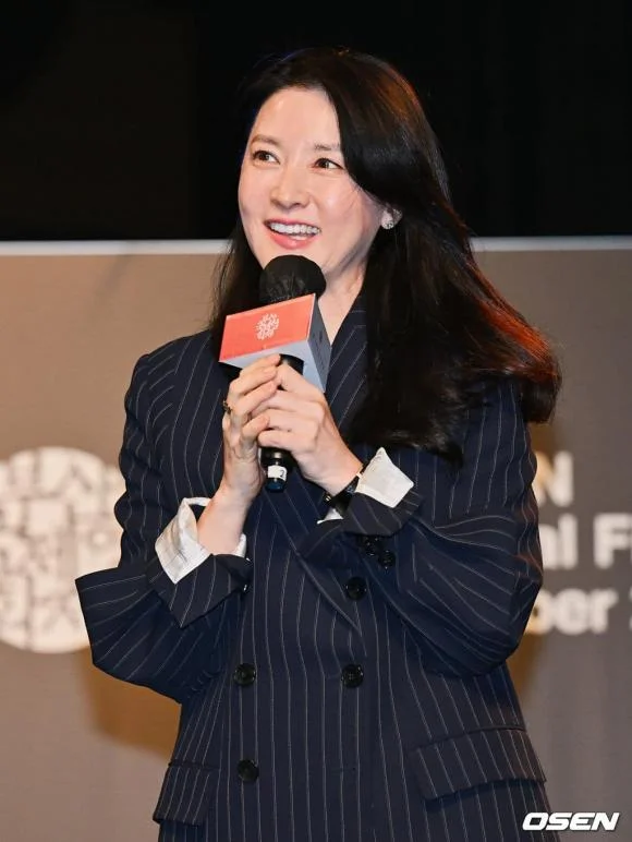Được mệnh danh &#34;nữ thần oxy&#34;, Lee Young Ae nay lộ rõ dấu hiệu lão hóa ở tuổi 54 nhưng có một điểm vẫn đẹp ngỡ ngàng - 9