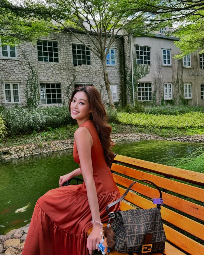Chân dài lập kỷ lục lịch sử làng sắc đẹp Việt chưa 30 tuổi đã có nhà 7 phòng ngủ, mang &#34;túi 3 gang&#34; gần nửa tỷ ngồi vệ đường - 16