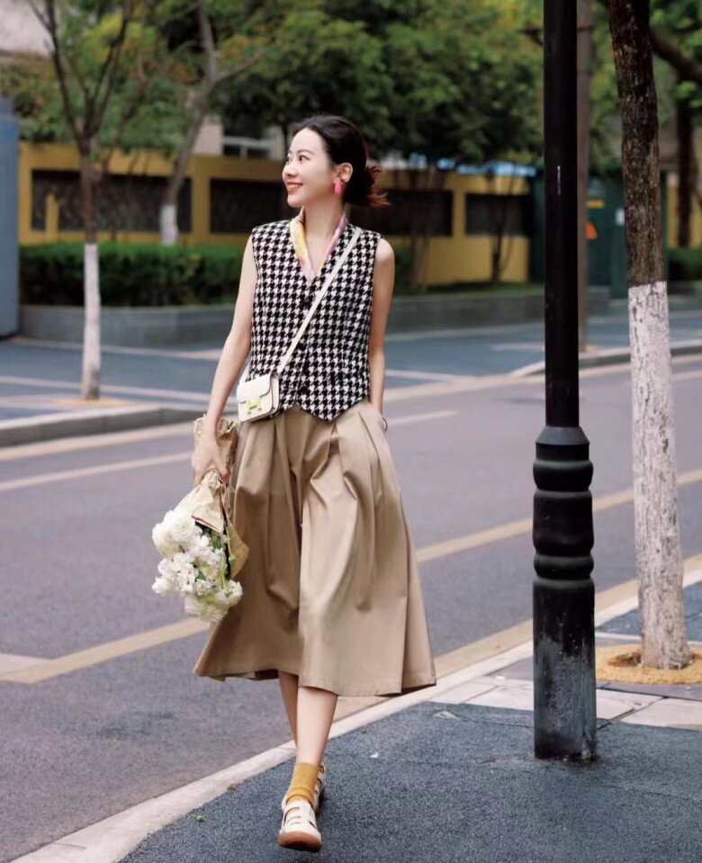 Cơn sốt áo gile &#34;khuấy đảo&#34; hè 2025: Chị em chỉ cần một chiếc có thể mặc cả tuần không trùng bộ nào - 5