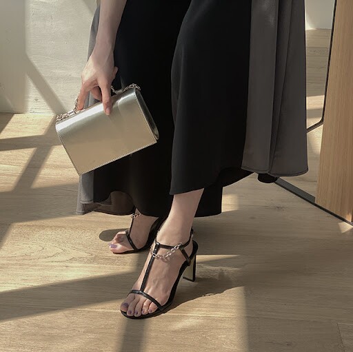 Đừng diện giày mũi nhọn với váy dài hè này nữa – 5 kiểu sandal thoáng mát, trẻ trung, thời thượng mới là lựa chọn chuẩn - 10