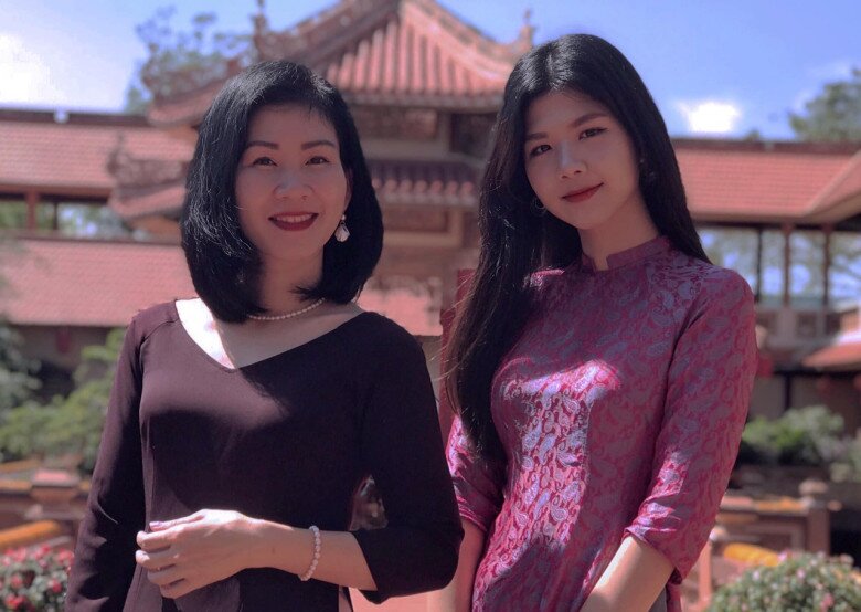 Giao diện như &#34;đúc cùng một khuôn&#34; của hai mẹ con thí sinh Hoa Hậu Việt Nam khiến dân mạng trầm trồ - 4