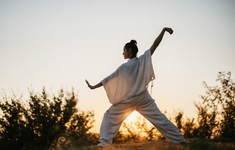 Giữ thanh xuân sau 40: 5 bài tập chống lão hóa nhẹ nhàng, đốt mỡ hiệu quả, có 1 bài tập chồng nào cũng thích vợ làm - 2