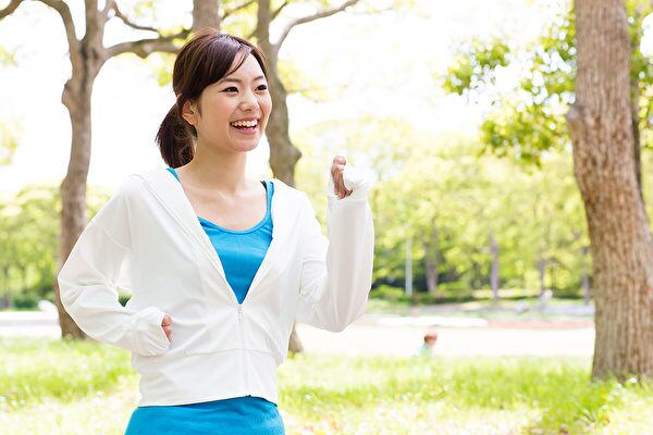 Giữ thanh xuân sau 40: 5 bài tập chống lão hóa nhẹ nhàng, đốt mỡ hiệu quả, có 1 bài tập chồng nào cũng thích vợ làm - 3