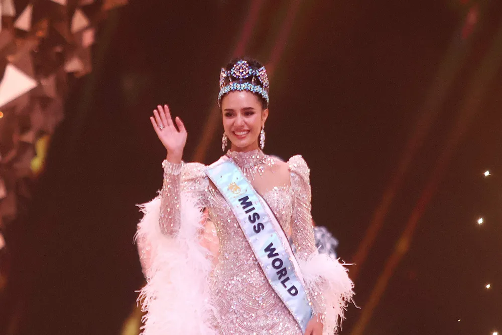 Nàng hậu bị Miss Universe thẳng tay tước vương miện có nhiệm kỳ ngắn nhất lịch sử, là huyền thoại nhan sắc khó thay thế - 1