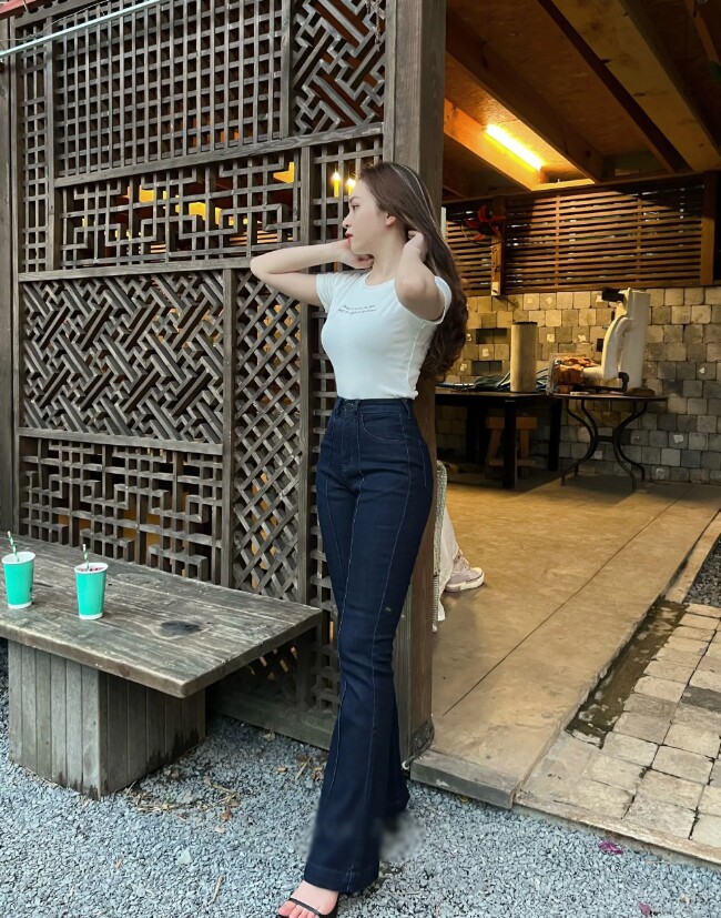 Hội sành mặc đang đua nhau săn lùng quần jeans màu gì mà lên dáng đỉnh, mặc đâu nổi đó? - 11