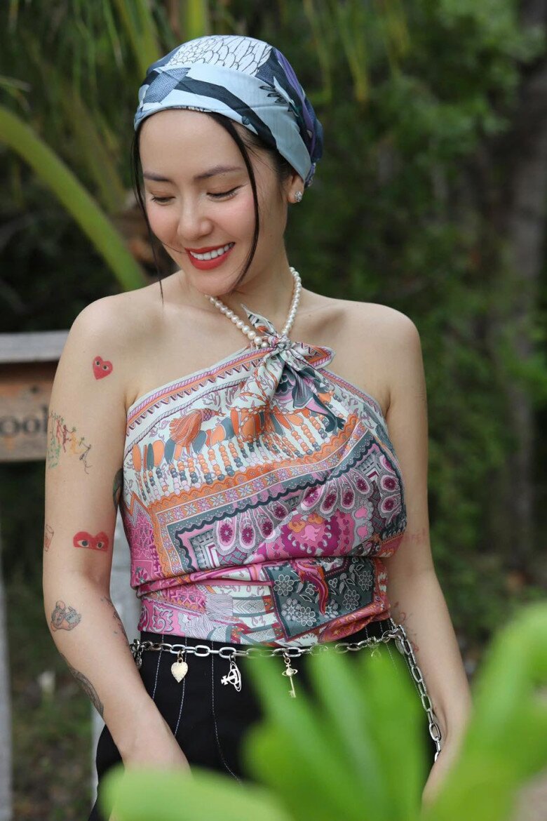 Không cần bikini, mỹ nhân Việt “chơi lớn” quấn khăn thành áo: Phương Linh biến hóa 7749 kiểu, sexy khó rời mắt - 4