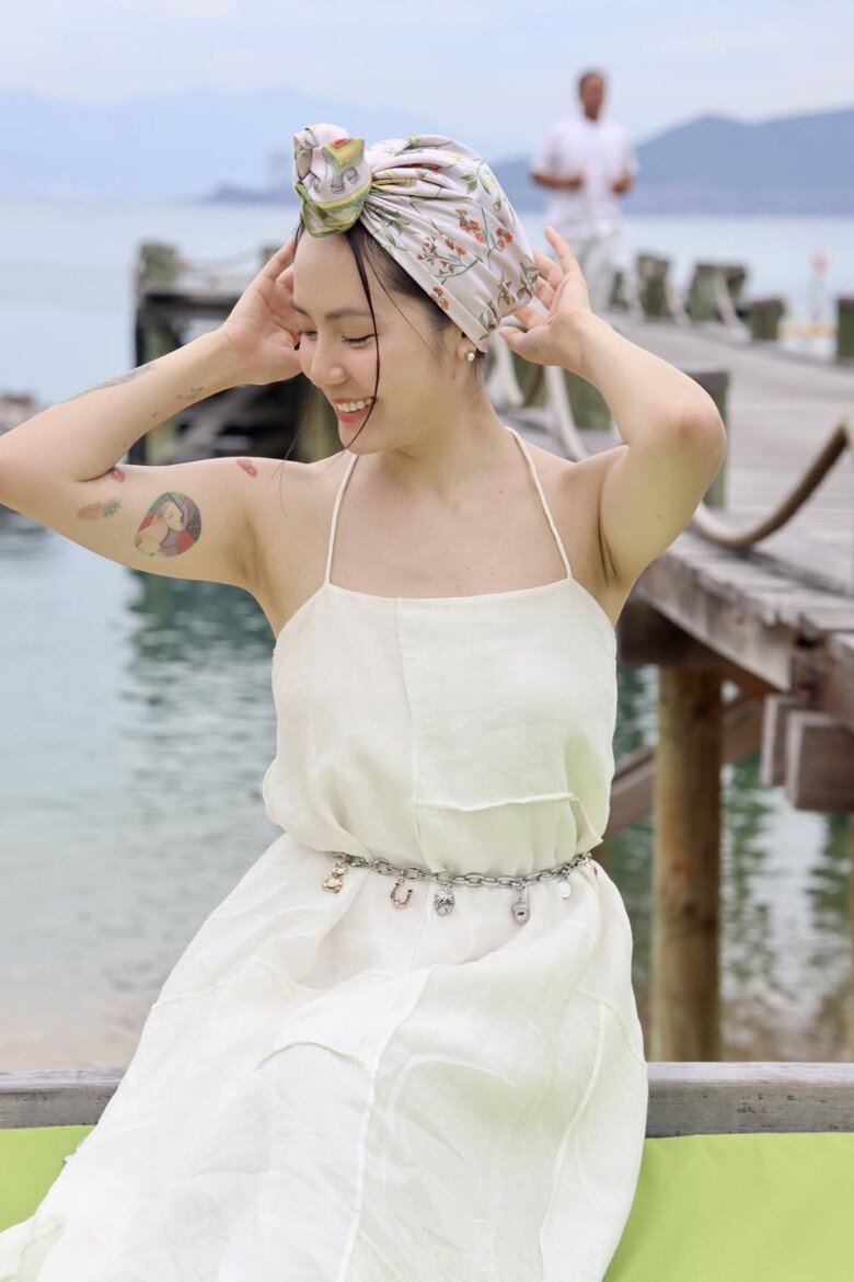 Không cần bikini, mỹ nhân Việt “chơi lớn” quấn khăn thành áo: Phương Linh biến hóa 7749 kiểu, sexy khó rời mắt - 3
