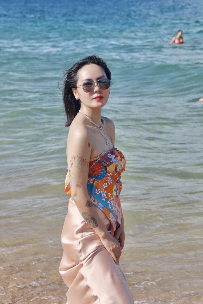 Không cần bikini, mỹ nhân Việt “chơi lớn” quấn khăn thành áo: Phương Linh biến hóa 7749 kiểu, sexy khó rời mắt - 2