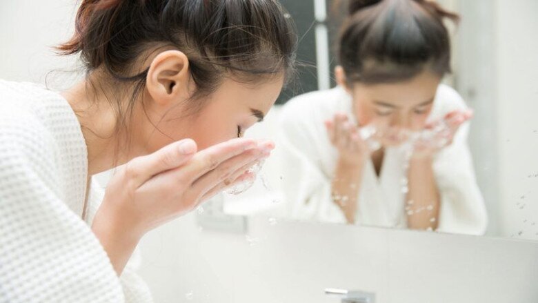 Không phải chống nắng, các chuyên gia cho biết hầu hết người có làn da đẹp nhẵn thín đều có thói quen này - 2