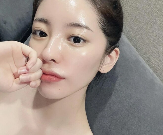 Không phải chống nắng, các chuyên gia cho biết hầu hết người có làn da đẹp nhẵn thín đều có thói quen này - 1