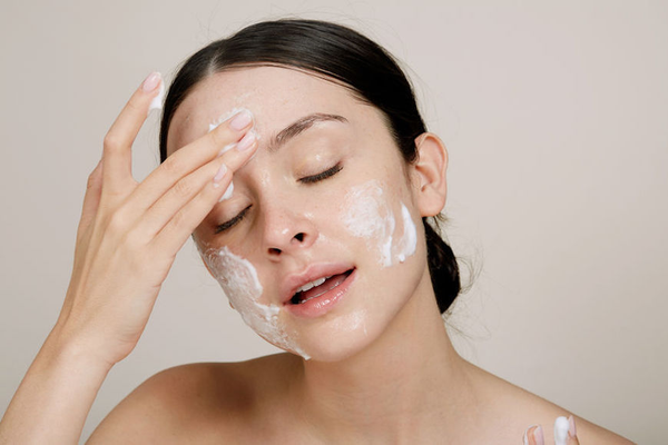 Không phải chống nắng, các chuyên gia cho biết hầu hết người có làn da đẹp nhẵn thín đều có thói quen này - 5
