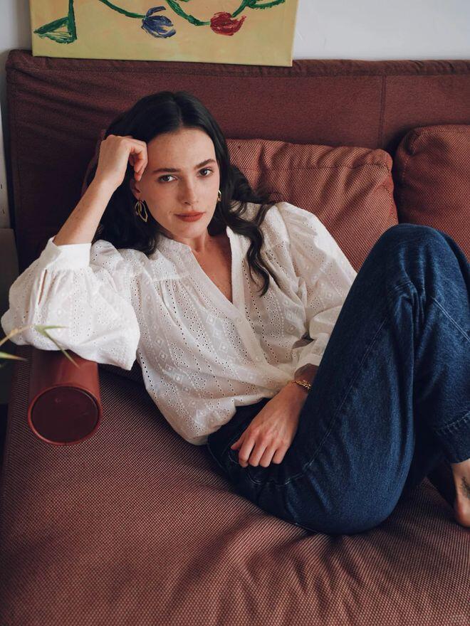 Không phải sơ mi trắng hay kẻ sọc, hội nàng thơ nên thay thế bằng 3 kiểu sơ mi này để "hack" tuổi - 3