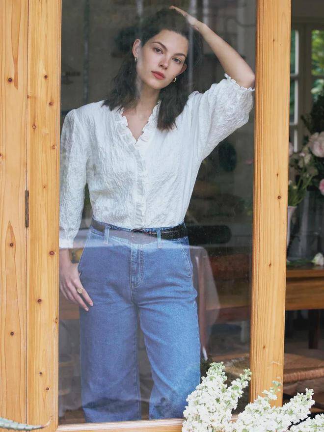 Không phải sơ mi trắng hay kẻ sọc, hội nàng thơ nên thay thế bằng 3 kiểu sơ mi này để "hack" tuổi - 4