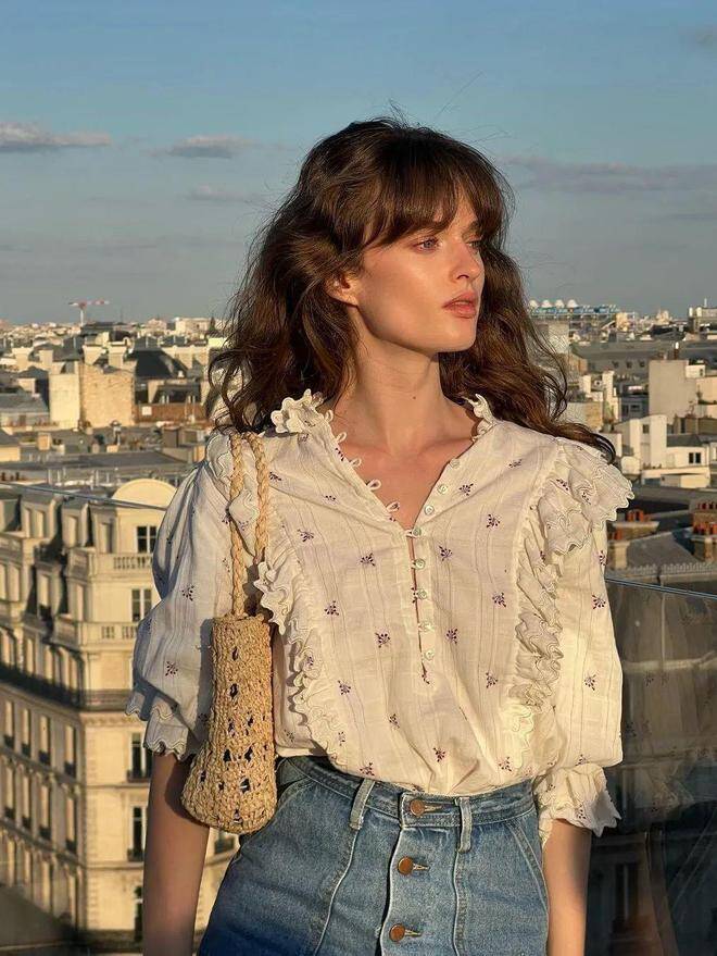 Không phải sơ mi trắng hay kẻ sọc, hội nàng thơ nên thay thế bằng 3 kiểu sơ mi này để "hack" tuổi - 7