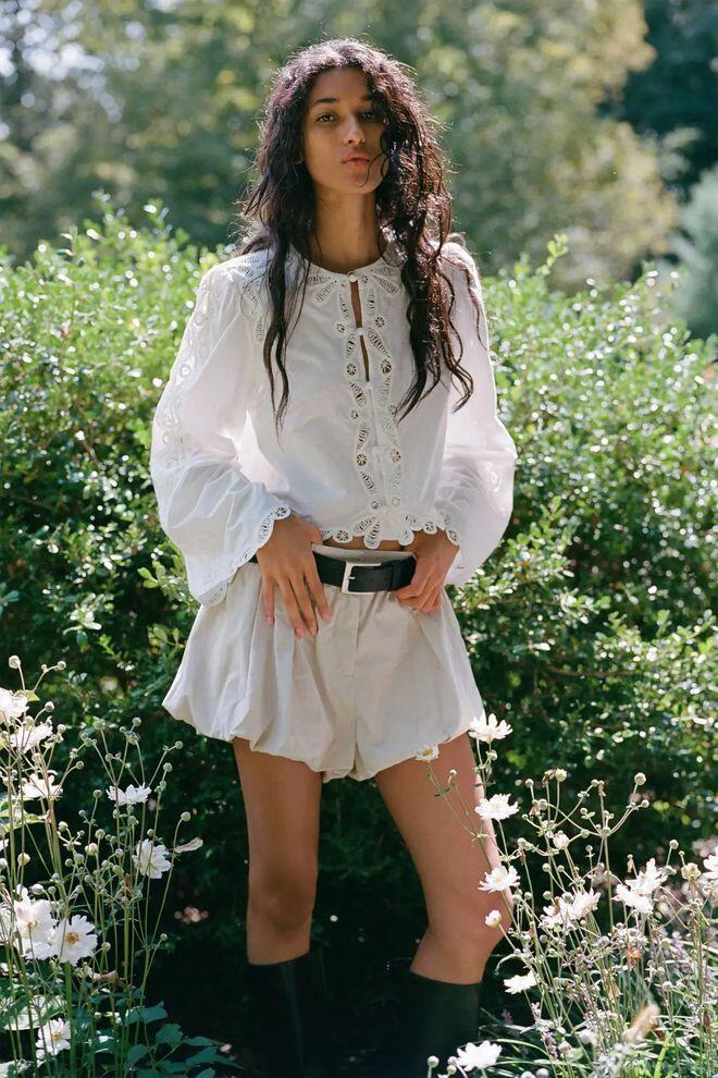 Không phải sơ mi trắng hay kẻ sọc, hội nàng thơ nên thay thế bằng 3 kiểu sơ mi này để "hack" tuổi - 10