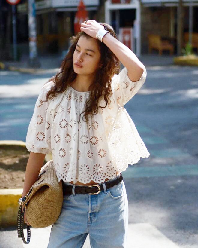 Không phải sơ mi trắng hay kẻ sọc, hội nàng thơ nên thay thế bằng 3 kiểu sơ mi này để "hack" tuổi - 12